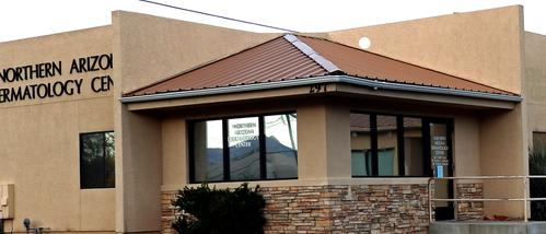 A building with a window that says " northern lights motel."